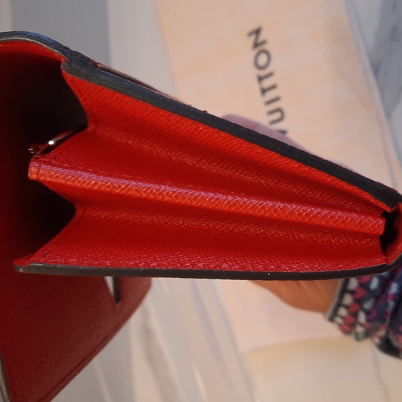 Authentic lv twist lock wallet - Picture 9 of 12